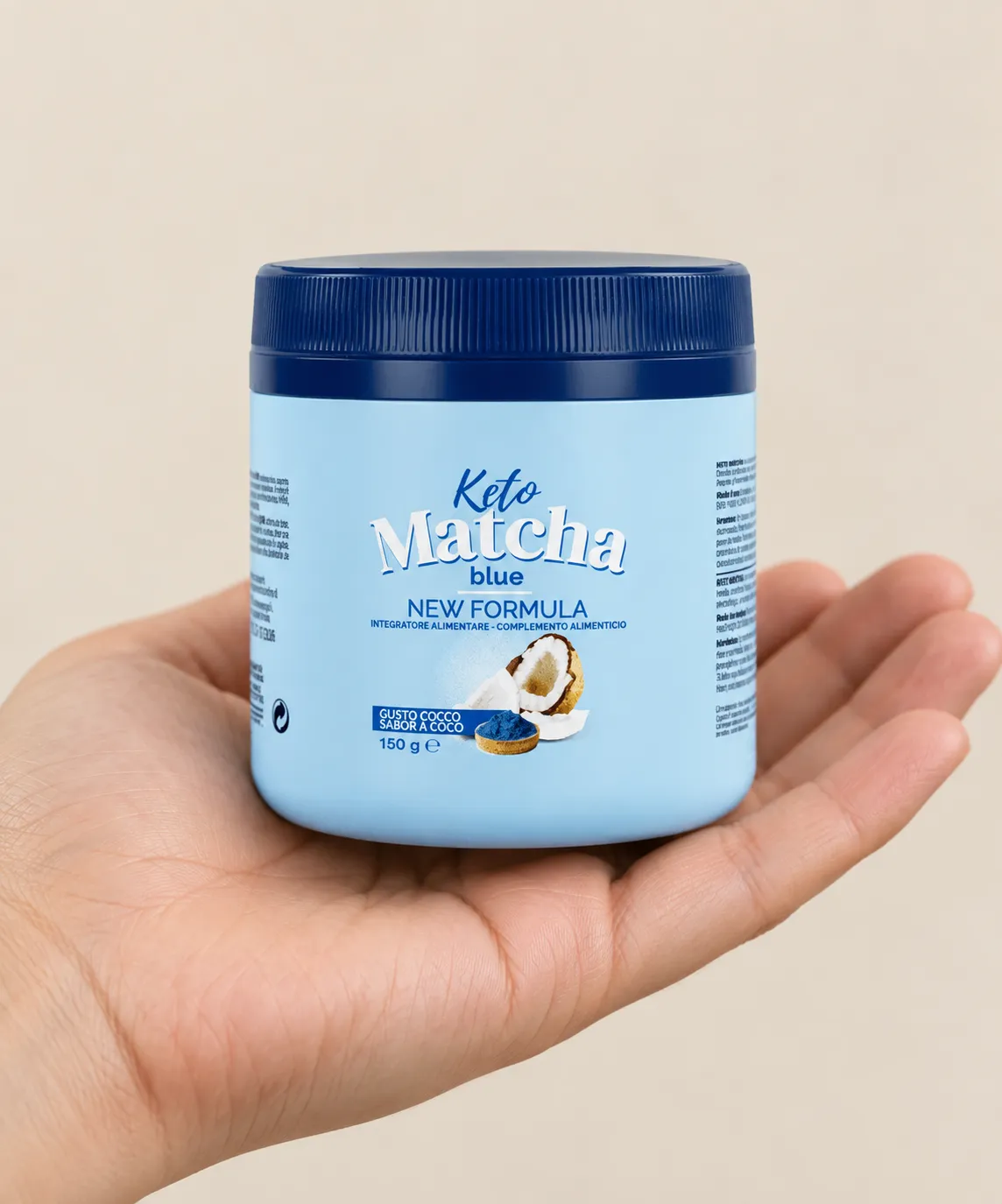 Keto Matcha Blue — opakowanie w dłoni