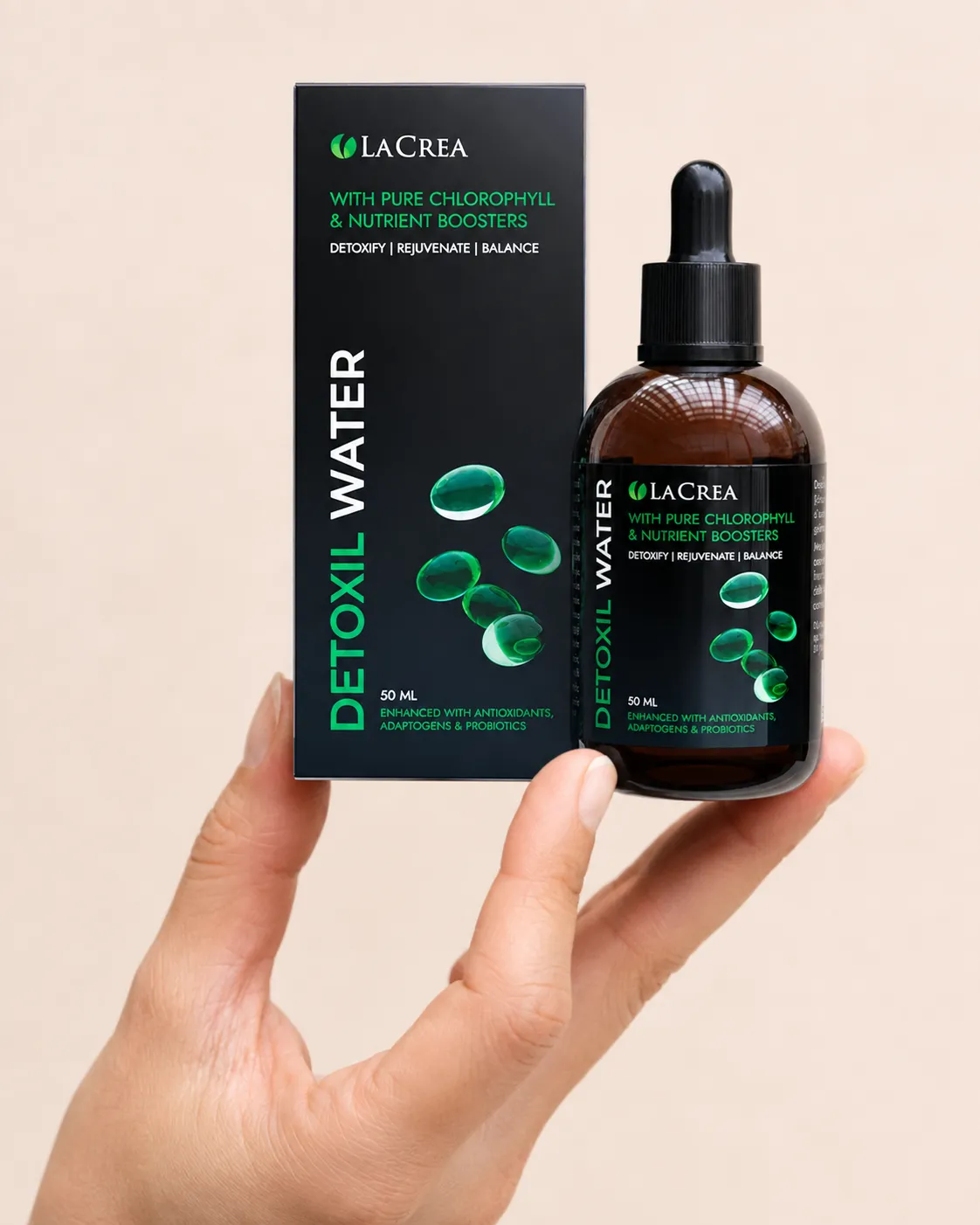 Detoxil Water — opakowanie w dłoni