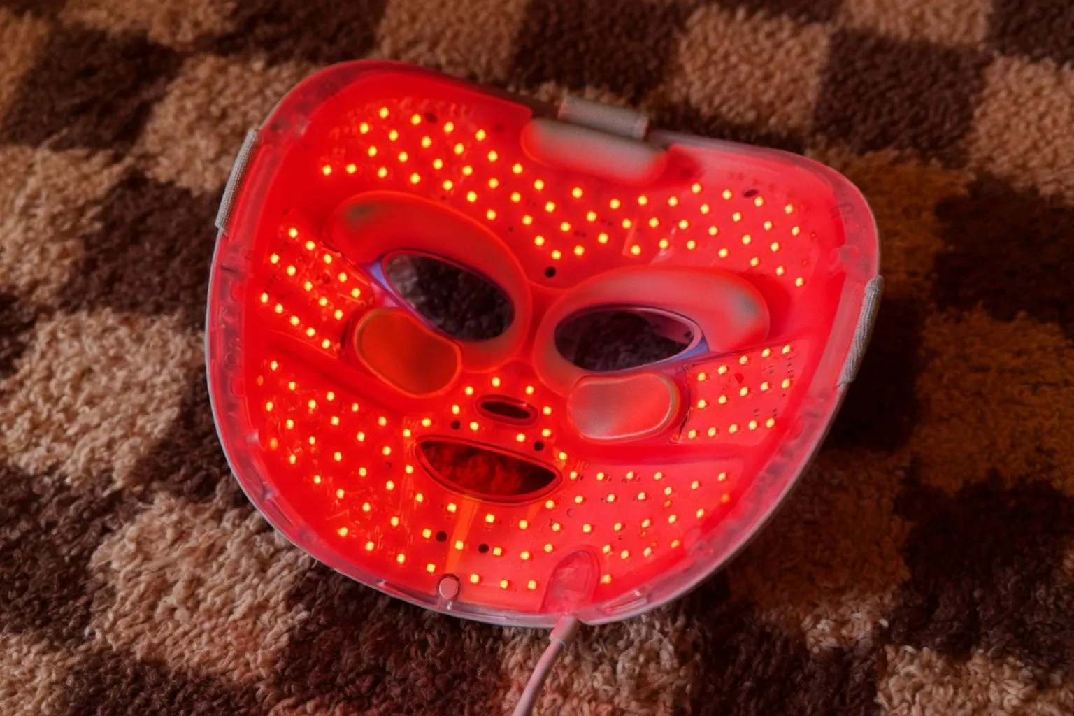 Terapia czerwonym światłem w pielęgnacji: co o fotobiomodulacji mówią dermatolodzy